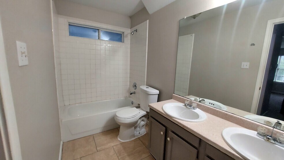 Primary Bath Room - 2300 Abernathy St