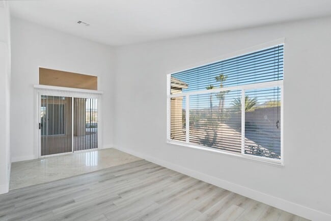 Building Photo - 4 bed, 2.5 bath single-story home in the g...