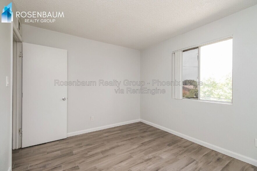 Building Photo - 1050 W University Dr