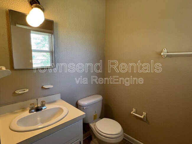 Building Photo - 5675 Livingston Dr