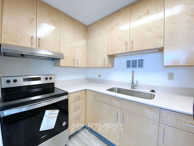 Building Photo - RENOVATED! 2 BED / 2 BATH / 1 PRK! CONVENI...