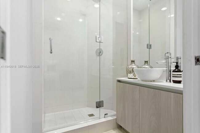 Building Photo - 480 NE 31st St