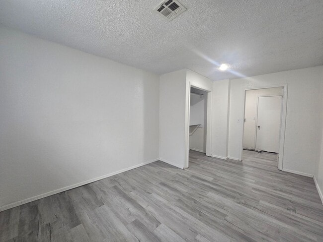 Building Photo - 3 Bed 1 Bath Home in Shawnee!