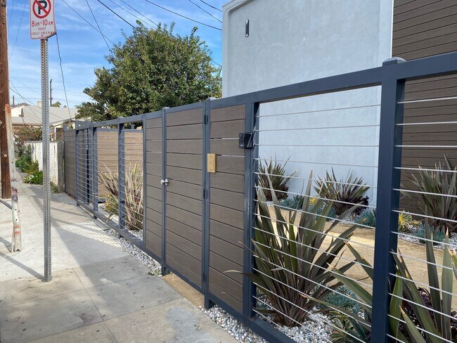 Building Photo - 1258 N Harvard Blvd