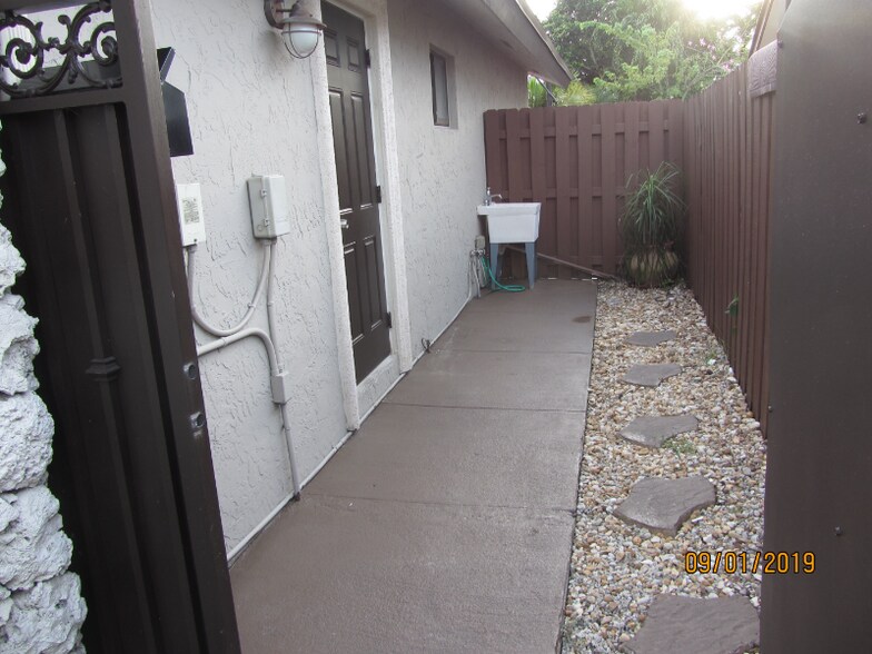 Building Photo - 10740 SW 142nd Ave