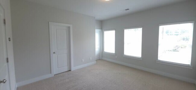 Building Photo - Beautiful Townhome in Doraville - Gated Community!