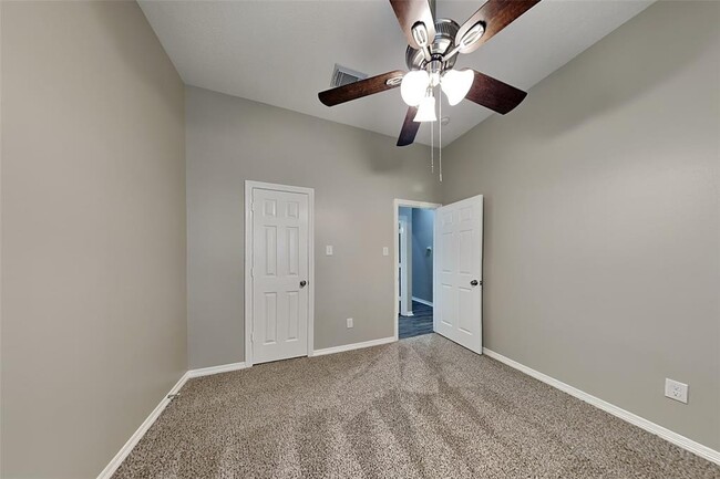 Building Photo - 8227 Sports Haven Dr
