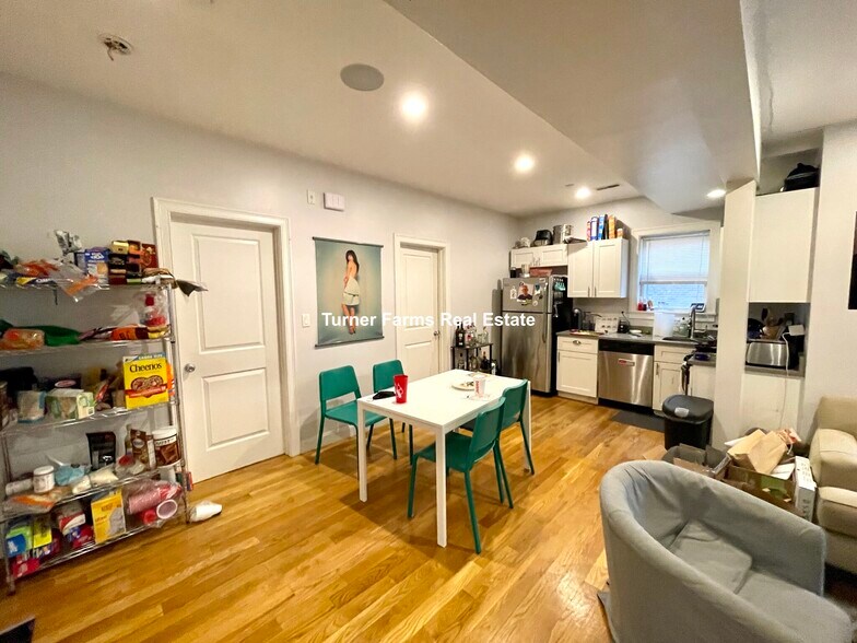 Building Photo - 721 Parker St