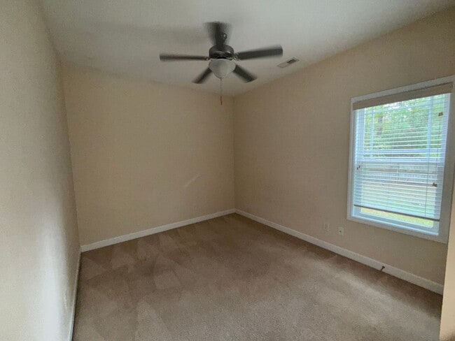 Building Photo - Beautiful 4 bedroom, 2 bath house