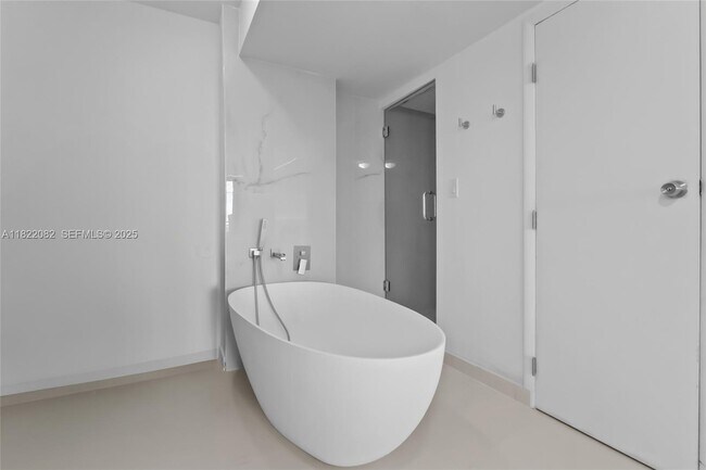 Building Photo - 5555 Collins Ave