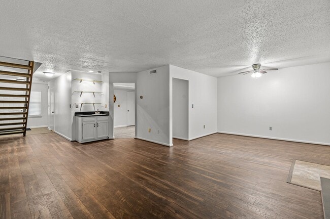 Building Photo - Beautiful 2-Bed, 2.5-Bath Home with Spacio...