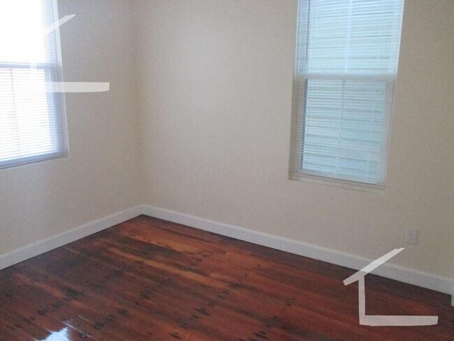 Building Photo - Nicely renovated 3 bed next to Brookline Village.