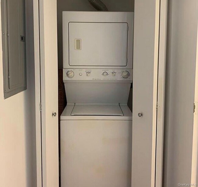 Building Photo - 40-22 College Point Blvd