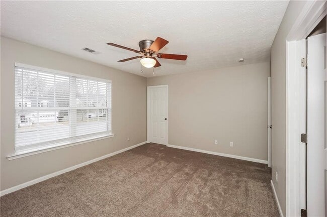 Building Photo - 60 Roxbury Ln