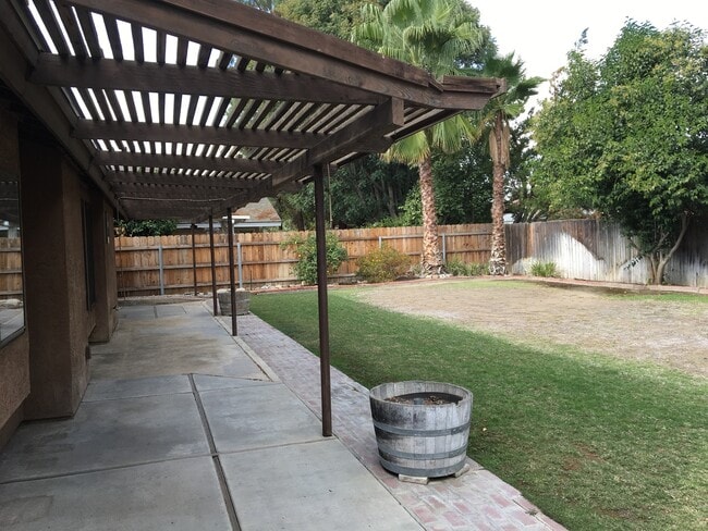 Building Photo - House