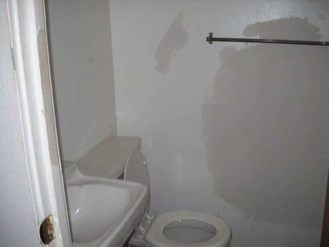 Building Photo - Cute House in Town