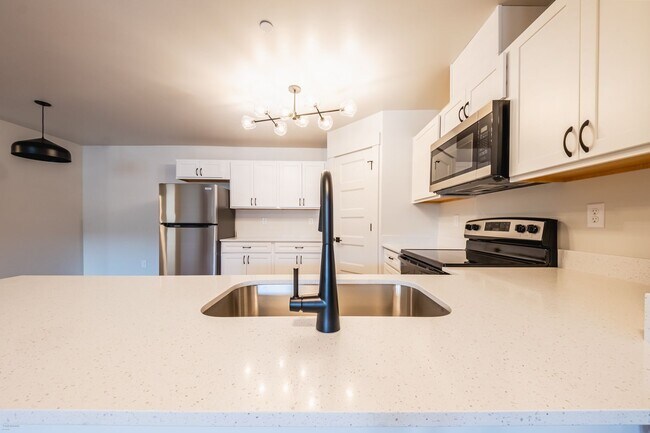 Building Photo - Jumbo 1 bed 1 bath  Modern Apartment - 1017 sqft