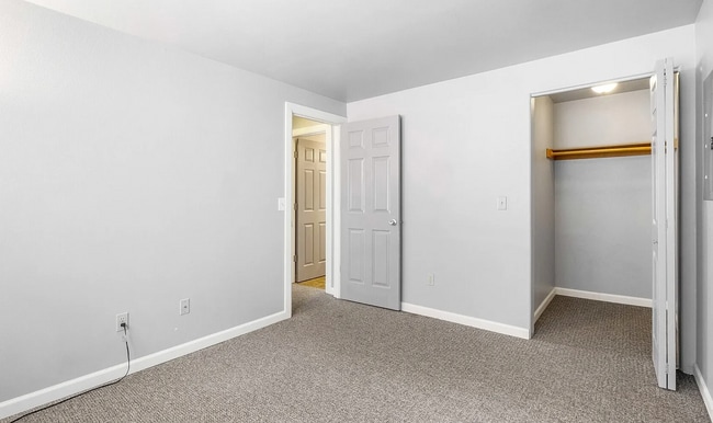 Building Photo - Lake Front Condo! Available NOW!