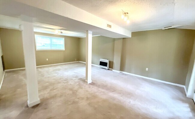 Building Photo - Beautiful 3 Bed and 2.5 Bath Home, Pool In...