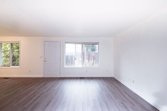 Building Photo - Milwaukie Duplex with Garage