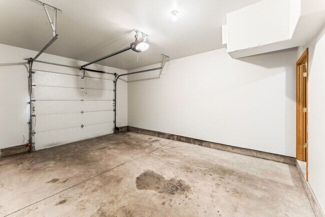 Building Photo - 1560 SW Reindeer Ave