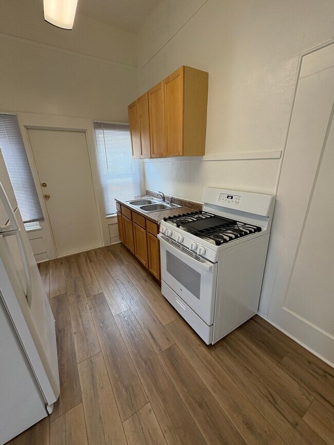 Building Photo - Studio Located Downtown Ventura, Close to the Beach!