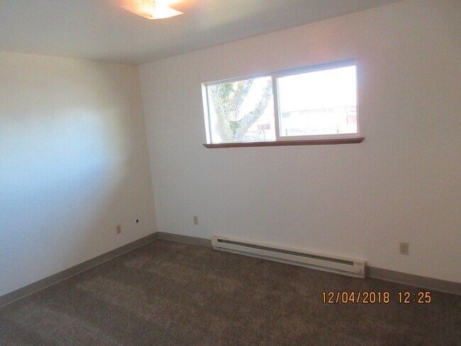 Building Photo - (917) 27th Street Duplex - 2 Bedroom / 1 Bathroom - Albany Duplex ***PET FRIENDLY