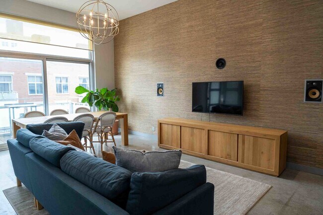 Building Photo - 949 W Madison St