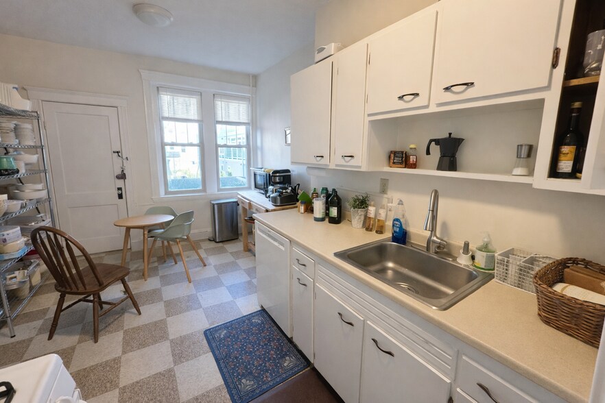 Building Photo - 18 Alton Pl