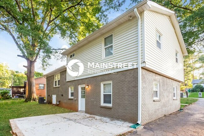 Building Photo - 4 Bedroom Pet-Friendly Home in Charlotte, NC with Main Street Renewal