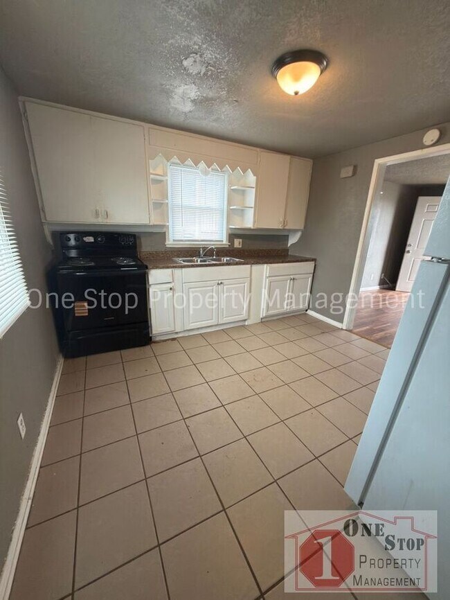 Building Photo - 4 Bedroom/ 1.5 Bathrooms in Kansas City!