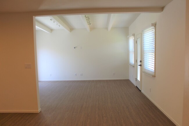 Building Photo - Completely Remodeled Central Ventura Home!