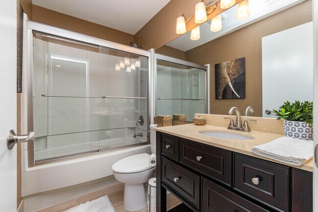 Building Photo - 323 E 2nd St