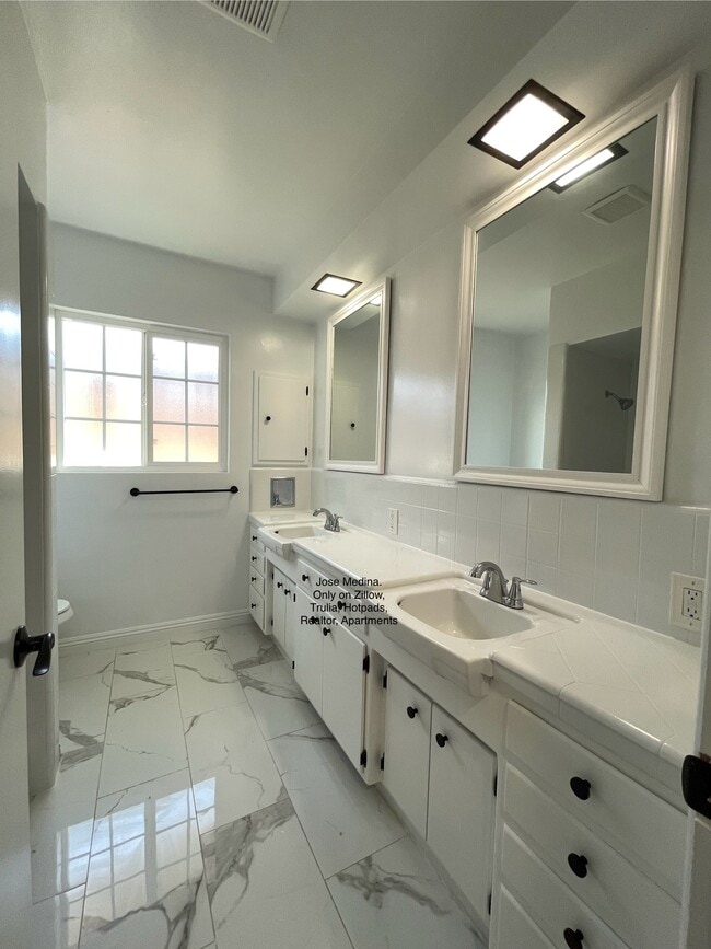 Building Photo - 3500 Pickwick Dr