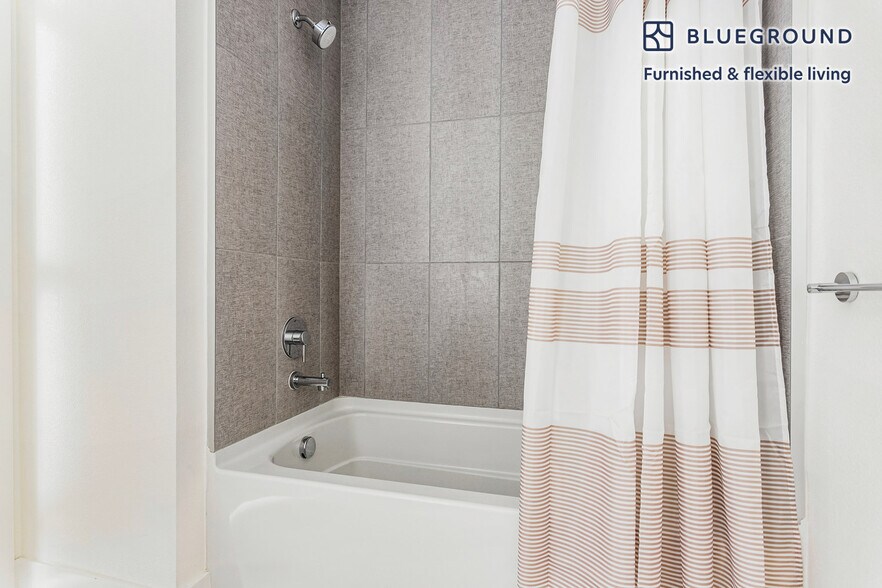 Building Photo - 760 S Serrano Ave