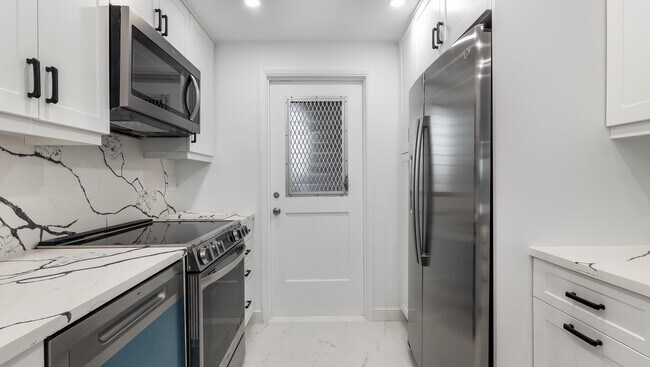 Building Photo - 3000 N Palm Aire Dr