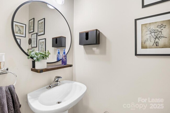 Building Photo - 18810 Coachmans Trace