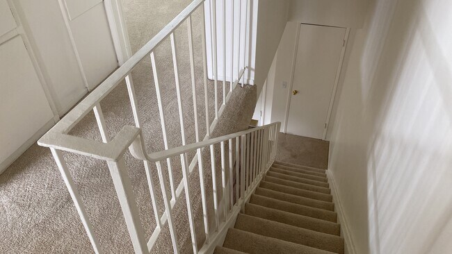 Building Photo - 770 E Mariposa St