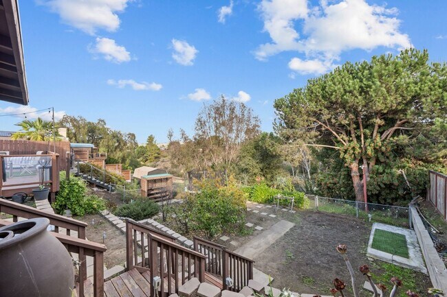 Building Photo - Semi furnished!