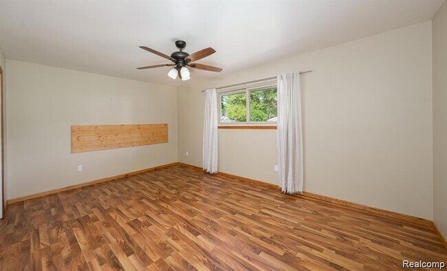 Building Photo - 41415 Harvard Dr