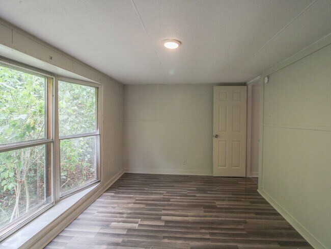 Building Photo - Nice Country Setting with Hill View!