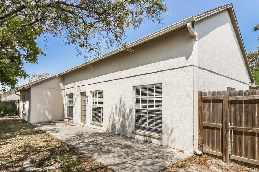 Building Photo - 10244 Rainbow Oaks Dr