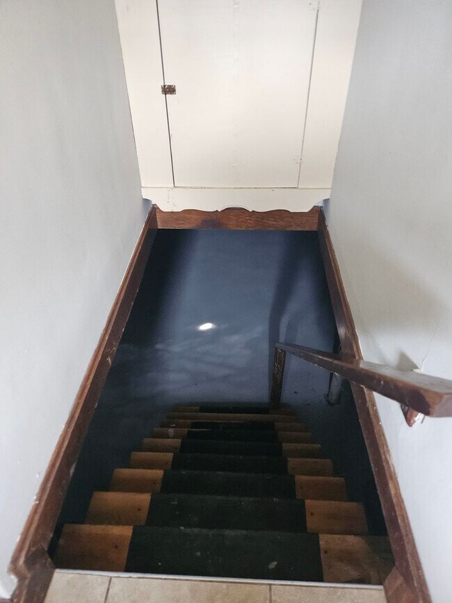 Building Photo - 2 bed 1 house