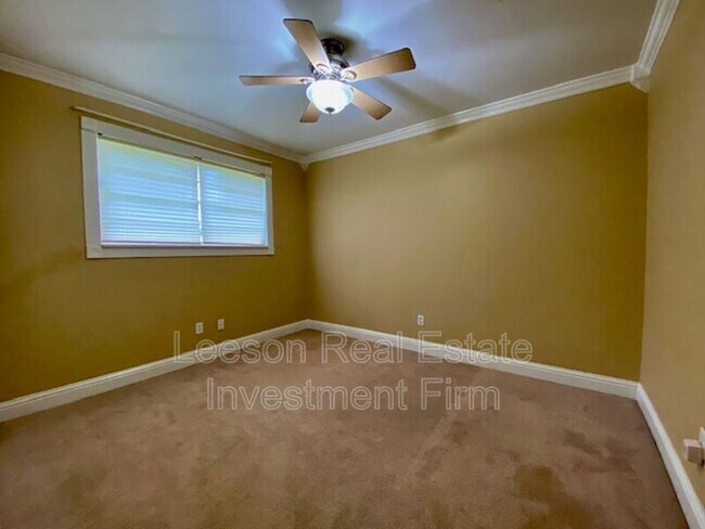Building Photo - 9418 Poinsettia Dr