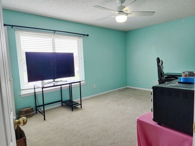 Building Photo - 4 Bedroom 2.5 Bath with in ground pool located in Lake Asbury