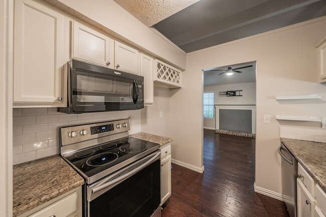 Building Photo - 6402 Valleybrooke Ct