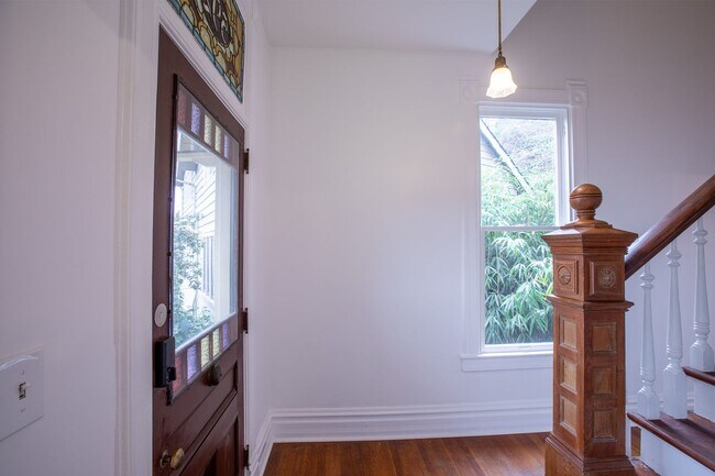 Building Photo - 1940-1946-1946 SW Market St Dr