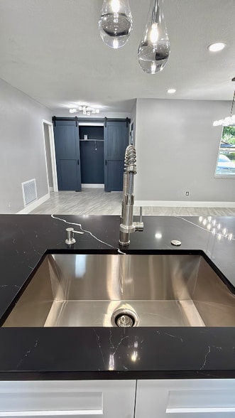 Building Photo - 409 Evergreen Dr