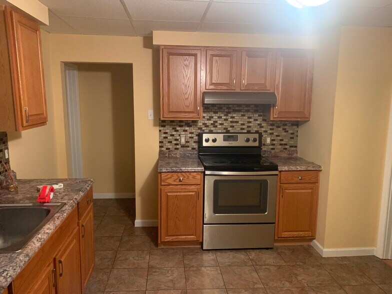 Kitchen - 104 Adams Ave