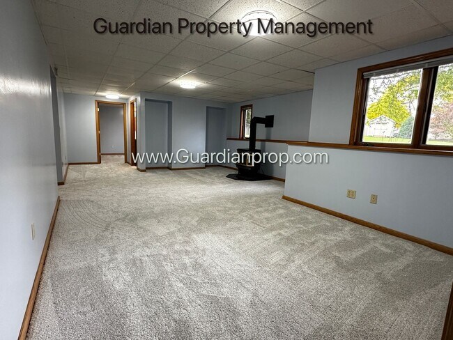 Building Photo - Maple Grove Single Family Home, 2 Car Garage, Dishwasher, Solar, Available Now